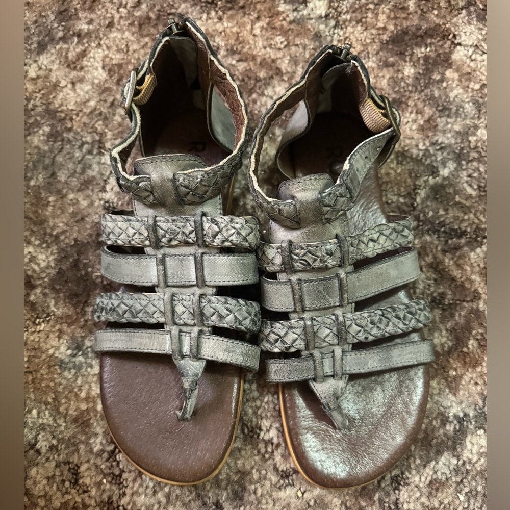 Women’s Roan Sandals size 9.5 black